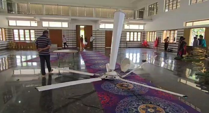 മനസമ്മത ചടങ്ങിനിടെ ഫാൻ പൊട്ടി വീണ് അഞ്ച് പേർക്ക് പരുക്ക് മനസമ്മത ചടങ്ങിനിടെ ഫാൻ പൊട്ടി വീണ് അഞ്ച് പേർക്ക് പരുക്ക്