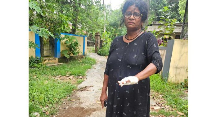 പരാതി നൽകാൻ കൂട്ടിനായി പോയ വീട്ടമ്മയുടെ കൈത്തല്ലിയൊടിച്ച് ചെങ്ങന്നൂർ പോലീസ് പരാതി നൽകാൻ കൂട്ടിനായി പോയ വീട്ടമ്മയുടെ കൈത്തല്ലിയൊടിച്ച് ചെങ്ങന്നൂർ പോലീസ്