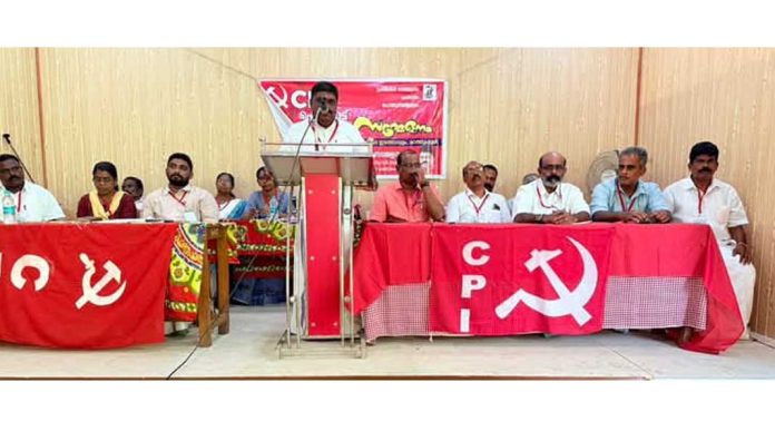 സ്വകാര്യ സര്വ്വകലാശാലകള് അനുവദിക്കാനുള്ള തീരുമാനത്തില് നിന്നും സര്ക്കാര് പിന്മാറണമെന്ന് സി.പി.ഐ പെരുനാട് ലോക്കല് സമ്മേളനം സ്വകാര്യ സര്വ്വകലാശാലകള് അനുവദിക്കാനുള്ള തീരുമാനത്തില് നിന്നും സര്ക്കാര് പിന്മാറണമെന്ന് സി.പി.ഐ പെരുനാട് ലോക്കല് സമ്മേളനം