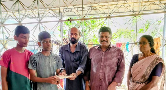 കോന്നി പബ്ലിക്ക് ലൈബ്രറിയുടെ നേതൃത്വത്തിൽ കുട്ടികൾക്ക് വീടുകളിൽ പുസ്തകം എത്തിച്ചു നൽകുന്ന പരിപാടിക്ക് തുടക്കമായി കോന്നി പബ്ലിക്ക് ലൈബ്രറിയുടെ നേതൃത്വത്തിൽ കുട്ടികൾക്ക് വീടുകളിൽ പുസ്തകം എത്തിച്ചു നൽകുന്ന പരിപാടിക്ക് തുടക്കമായി