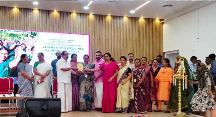 മാലിന്യമുക്ത കേരളം ജനകീയ ക്യാമ്പയിനിൽ പത്തനംതിട്ട ജില്ലയിലെ മികച്ച വിദ്യാലയമായി മങ്ങാരം ഗവ: യു പി സ്കൂൾ മാലിന്യമുക്ത കേരളം ജനകീയ ക്യാമ്പയിനിൽ പത്തനംതിട്ട ജില്ലയിലെ മികച്ച വിദ്യാലയമായി മങ്ങാരം ഗവ: യു പി സ്കൂൾ