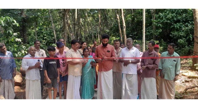 എലിമുള്ളും പ്ലാക്കൽ പേരുവാലി കുളഞ്ഞിപ്പടി റോഡ് ഉദ്ഘാടനം ചെയ്തു എലിമുള്ളും പ്ലാക്കൽ പേരുവാലി കുളഞ്ഞിപ്പടി റോഡ് ഉദ്ഘാടനം ചെയ്തു