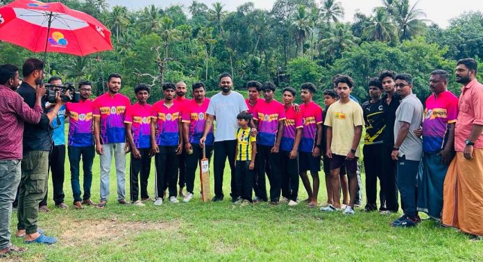 അരയാഞ്ഞിലിമണ്ണിൽ പമ്പാനദിയുടെ മണൽത്തട്ടിൽ കുട്ടികളോടൊപ്പം പന്ത് എറിഞ്ഞും ബാറ്റുവീശിയും ജില്ലാ കളക്ടർ അരയാഞ്ഞിലിമണ്ണിൽ പമ്പാനദിയുടെ മണൽത്തട്ടിൽ കുട്ടികളോടൊപ്പം പന്ത് എറിഞ്ഞും ബാറ്റുവീശിയും ജില്ലാ കളക്ടർ