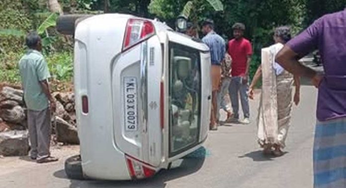 കോന്നി അട്ടച്ചാക്കൽ കുമ്പളാം പൊയ്ക റോഡിലെ ശാന്തി ജംഗ്ഷനിൽ കാർ നിയന്ത്രണം വിട്ടു മറിഞ്ഞ് അപകടം കോന്നി അട്ടച്ചാക്കൽ കുമ്പളാം പൊയ്ക റോഡിലെ ശാന്തി ജംഗ്ഷനിൽ കാർ നിയന്ത്രണം വിട്ടു മറിഞ്ഞ് അപകടം