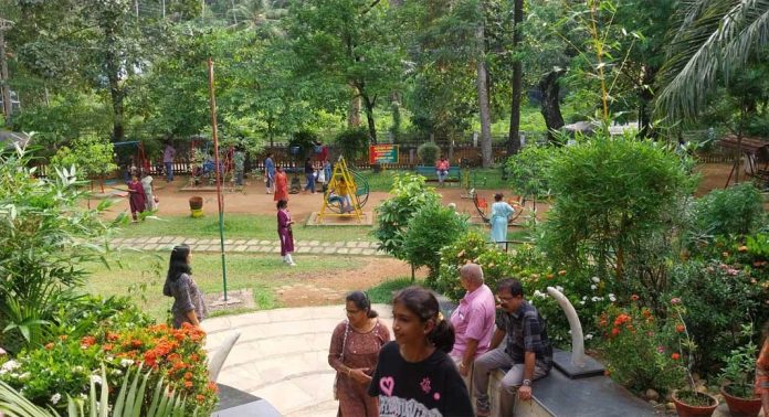 കോന്നി ഇക്കോ ടൂറിസം കേന്ദ്രത്തിലും അടവി കുട്ടവഞ്ചി സവാരി കേന്ദ്രത്തിലും തിരക്ക് വർധിച്ചു കോന്നി ഇക്കോ ടൂറിസം കേന്ദ്രത്തിലും അടവി കുട്ടവഞ്ചി സവാരി കേന്ദ്രത്തിലും തിരക്ക് വർധിച്ചു