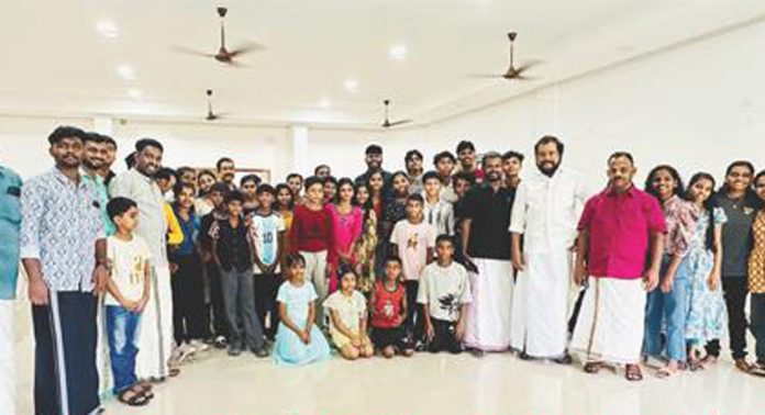 വേനൽതുമ്പി കലാജാഥ ജില്ലാ പരിശീലന ക്യാമ്പ് വെച്ചൂച്ചിറ പെരുന്തേനരുവിയിൽ ആരംഭിച്ചു വേനൽതുമ്പി കലാജാഥ ജില്ലാ പരിശീലന ക്യാമ്പ് വെച്ചൂച്ചിറ പെരുന്തേനരുവിയിൽ ആരംഭിച്ചു