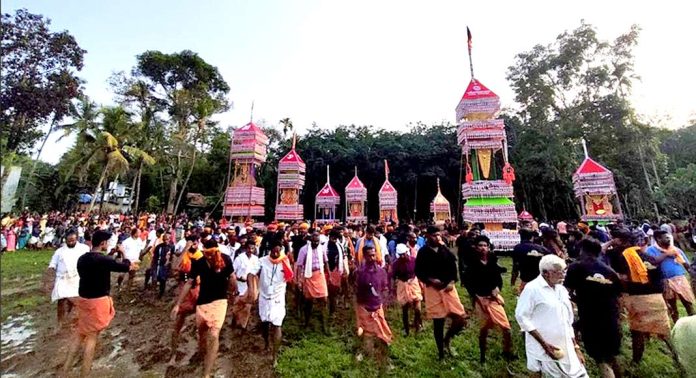 പത്തനംതിട്ട വെട്ടൂർ ആയിരവില്ലൻ ക്ഷേത്രത്തിലെ കെട്ടുകാഴ്ചയ്ക്ക് തുടക്കമായി പത്തനംതിട്ട വെട്ടൂർ ആയിരവില്ലൻ ക്ഷേത്രത്തിലെ കെട്ടുകാഴ്ചയ്ക്ക് തുടക്കമായി