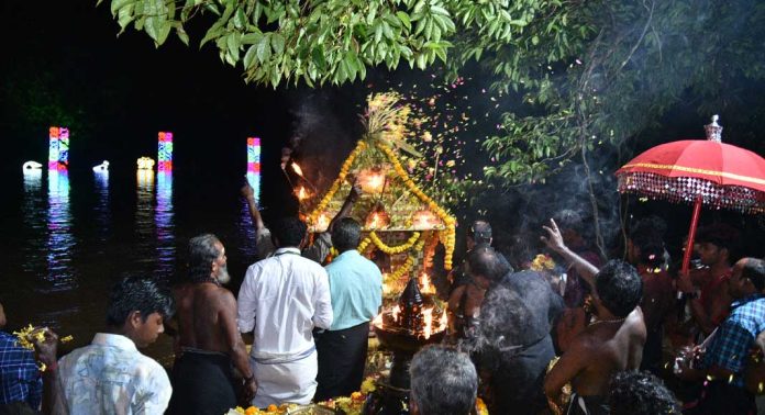 അച്ചൻകോവിൽ നദിയിലെ കുഞ്ഞോളങ്ങൾ ദീപനാളങ്ങൾ ഏറ്റുവാങ്ങി : കല്ലേലി വിളക്ക് സമർപ്പിച്ചു അച്ചൻകോവിൽ നദിയിലെ കുഞ്ഞോളങ്ങൾ ദീപനാളങ്ങൾ ഏറ്റുവാങ്ങി : കല്ലേലി വിളക്ക് സമർപ്പിച്ചു