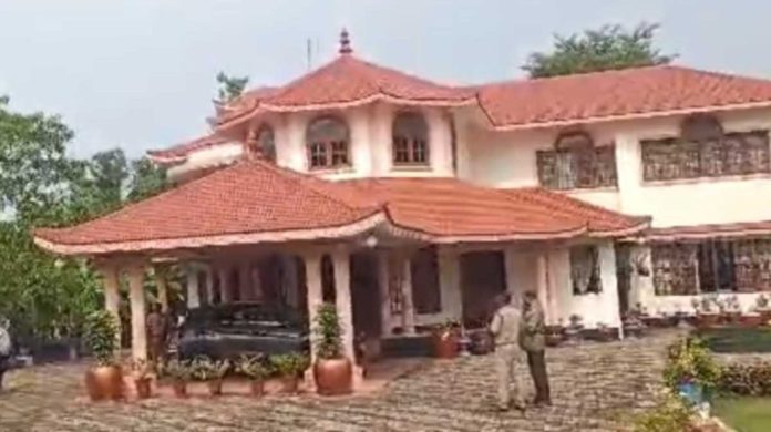 ദമ്പതികൾ വീട്ടിൽ മരിച്ചനിലയിൽ ; മൃതദേഹത്തിന് സമീപം ആയുധങ്ങൾ കണ്ടെത്തി ദമ്പതികൾ വീട്ടിൽ മരിച്ചനിലയിൽ ; മൃതദേഹത്തിന് സമീപം ആയുധങ്ങൾ കണ്ടെത്തി
