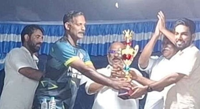വോളിബോൾ ടൂർണമെന്റ് : നിരവ് മാസ്റ്റേഴ്സ് ടീം ട്രോഫി നേടി വോളിബോൾ ടൂർണമെന്റ് : നിരവ് മാസ്റ്റേഴ്സ് ടീം ട്രോഫി നേടി