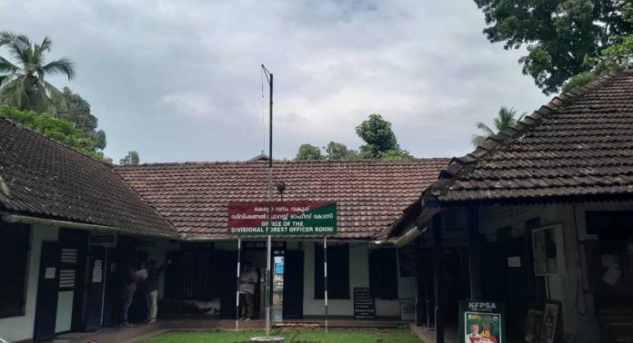 കോന്നി ഫോറെസ്റ്റ് ഡിവിഷൻ ഓഫീസ് കെട്ടിടം ജീർണ്ണാവസ്ഥയിൽ കോന്നി ഫോറെസ്റ്റ് ഡിവിഷൻ ഓഫീസ് കെട്ടിടം ജീർണ്ണാവസ്ഥയിൽ