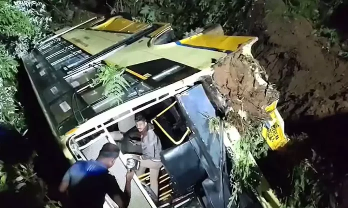 വാൽപ്പാറയിൽ സർക്കാർ ബസ് നിയന്ത്രണം വിട്ട് കുഴിയിലേക്ക് മറിഞ്ഞ് അപകടം ; 30 പേർക്ക് പരിക്ക് വാൽപ്പാറയിൽ സർക്കാർ ബസ് നിയന്ത്രണം വിട്ട് കുഴിയിലേക്ക് മറിഞ്ഞ് അപകടം ; 30 പേർക്ക് പരിക്ക്
