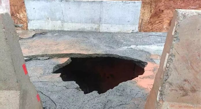 കാസർകോട് ദേശീയ പാതയില് വലിയ ഗര്ത്തം രൂപപ്പെട്ടു കാസർകോട് ദേശീയ പാതയില് വലിയ ഗര്ത്തം രൂപപ്പെട്ടു