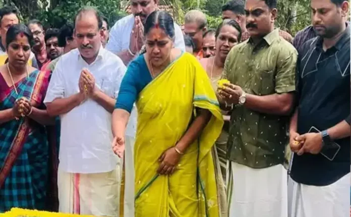 കോൺഗ്രസ് നേതാവ് വി.ആർ കൃഷ്ണനെഴുത്തച്ഛന്റെ സ്മൃതി മണ്ഡപത്തിൽ പുഷ്പാർച്ചന നടത്തി ശോഭ സുരേന്ദ്രൻ കോൺഗ്രസ് നേതാവ് വി.ആർ കൃഷ്ണനെഴുത്തച്ഛന്റെ സ്മൃതി മണ്ഡപത്തിൽ പുഷ്പാർച്ചന നടത്തി ശോഭ സുരേന്ദ്രൻ