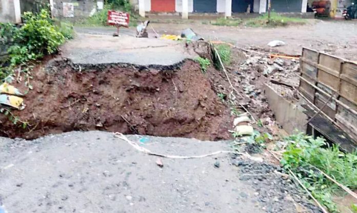 അട്ടപ്പാടിയിൽ മഴയും ശക്തമായ കാറ്റും തുടരുന്നു ; ചുരത്തിൽ മരം വീണ് ഗതാഗതം സ്തംഭിച്ചു അട്ടപ്പാടിയിൽ മഴയും ശക്തമായ കാറ്റും തുടരുന്നു ; ചുരത്തിൽ മരം വീണ് ഗതാഗതം സ്തംഭിച്ചു