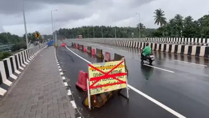 ദേശീയപാതയിൽ വിള്ളൽ ; കണ്ണൂർ ഭാഗത്തേക്കുള്ള രണ്ട് വരി പാത അടച്ചു ദേശീയപാതയിൽ വിള്ളൽ ; കണ്ണൂർ ഭാഗത്തേക്കുള്ള രണ്ട് വരി പാത അടച്ചു