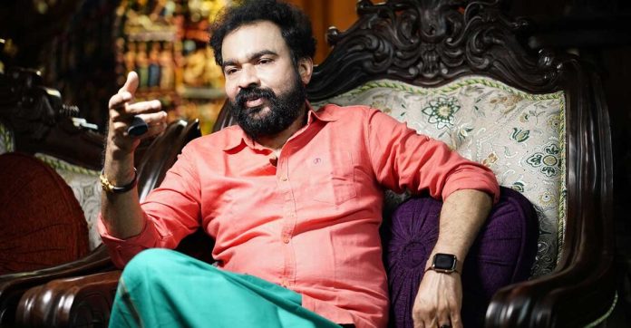 മകളുടെ വിവാഹത്തിൽ പങ്കെടുക്കാൻ മോൻസൺ മാവുങ്കലിന് ഇടക്കാല ജാമ്യം അനുവദിച്ചു മകളുടെ വിവാഹത്തിൽ പങ്കെടുക്കാൻ മോൻസൺ മാവുങ്കലിന് ഇടക്കാല ജാമ്യം അനുവദിച്ചു