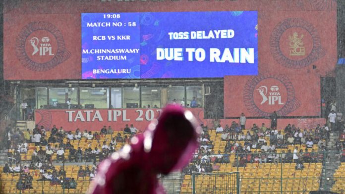 പുനരാരംഭിച്ച ഐപിഎല്ലിന് നനഞ്ഞ തുടക്കം ; വിജയം മാത്രം ലക്ഷ്യമിട്ട കൊൽക്കത്തക്ക് മഴ വില്ലനായി പുനരാരംഭിച്ച ഐപിഎല്ലിന് നനഞ്ഞ തുടക്കം ; വിജയം മാത്രം ലക്ഷ്യമിട്ട കൊൽക്കത്തക്ക് മഴ വില്ലനായി