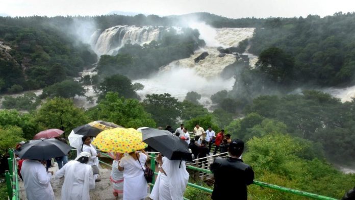 ശക്തമായ മഴയുടെ പശ്ചാത്തലത്തില് മൈസൂരില് വിനോദ സഞ്ചാര കേന്ദ്രങ്ങളില് നിയന്ത്രണം ശക്തമായ മഴയുടെ പശ്ചാത്തലത്തില് മൈസൂരില് വിനോദ സഞ്ചാര കേന്ദ്രങ്ങളില് നിയന്ത്രണം