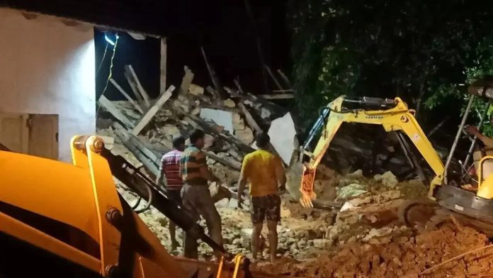 കനത്ത മഴയിൽ മംഗളൂരുവിൽ വീടിന് മുകളിലേക്ക് കുന്ന് ഇടിഞ്ഞു വീണ് ; മൂന്ന് പേർക്ക് ദാരുണാന്ത്യം കനത്ത മഴയിൽ മംഗളൂരുവിൽ വീടിന് മുകളിലേക്ക് കുന്ന് ഇടിഞ്ഞു വീണ് ; മൂന്ന് പേർക്ക് ദാരുണാന്ത്യം
