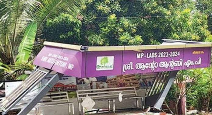 ഏതുസമയവും നിലംപൊത്താമെന്ന അവസ്ഥയില് ചിറക്കാല ബസ് കാത്തിരിപ്പുകേന്ദ്രം ഏതുസമയവും നിലംപൊത്താമെന്ന അവസ്ഥയില് ചിറക്കാല ബസ് കാത്തിരിപ്പുകേന്ദ്രം