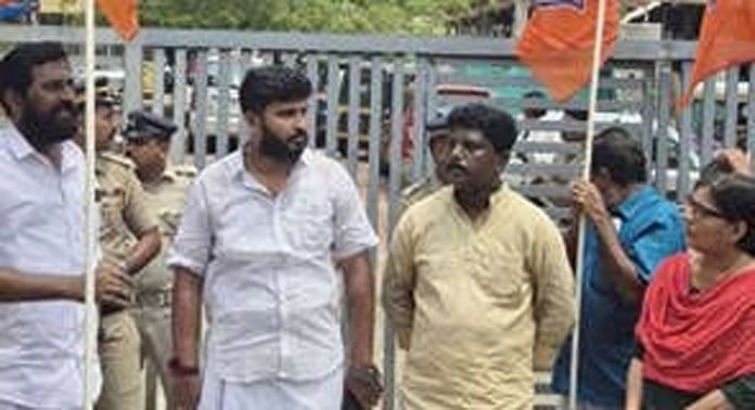 ചന്ദനപ്പള്ളി കുടുംബാരോഗ്യ കേന്ദ്രത്തിലേക്ക് ബിജെപി കൊടുമൺ ഏരിയ കമ്മിറ്റി മാർച്ച് നടത്തി ചന്ദനപ്പള്ളി കുടുംബാരോഗ്യ കേന്ദ്രത്തിലേക്ക് ബിജെപി കൊടുമൺ ഏരിയ കമ്മിറ്റി മാർച്ച് നടത്തി