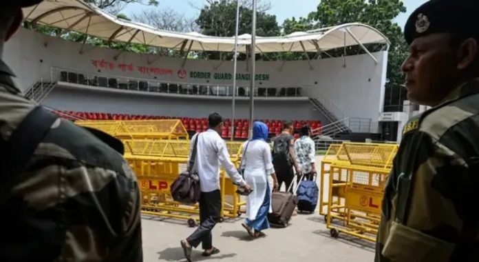 ഇന്ത്യ-ബംഗ്ല സീറോ ലൈനിൽ കുടുങ്ങിയ 13 പേരെ തിരിച്ചയയ്ക്കാനുള്ള നീക്കത്തോട് സഹകരിക്കാതെ ബംഗ്ലാദേശ് ഇന്ത്യ-ബംഗ്ല സീറോ ലൈനിൽ കുടുങ്ങിയ 13 പേരെ തിരിച്ചയയ്ക്കാനുള്ള നീക്കത്തോട് സഹകരിക്കാതെ ബംഗ്ലാദേശ്