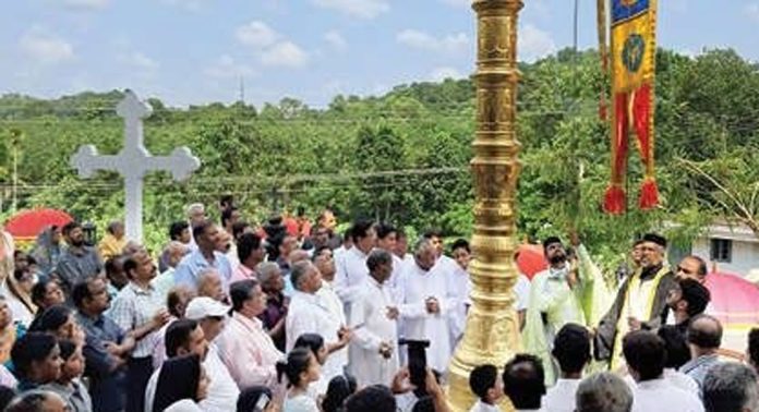 കാരൂർ സെയ്ന്റ് പീറ്റേഴ്സ് ഓർത്തഡോക്സ് പള്ളിയിൽ പെരുന്നാൾ കൊടിയേറി കാരൂർ സെയ്ന്റ് പീറ്റേഴ്സ് ഓർത്തഡോക്സ് പള്ളിയിൽ പെരുന്നാൾ കൊടിയേറി