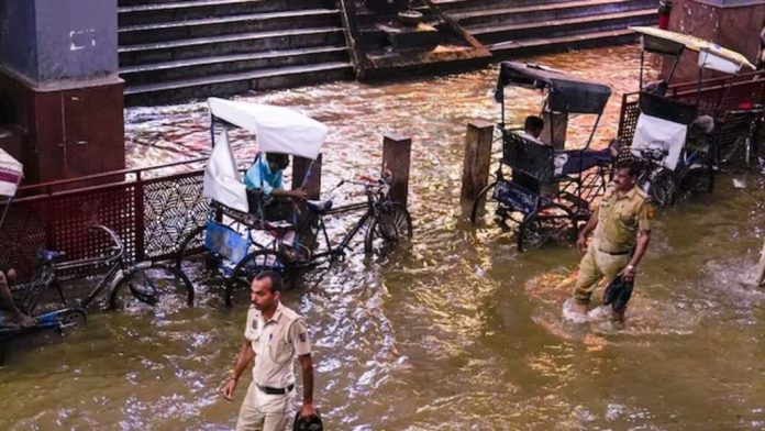 ഡൽഹിയിൽ ശക്തമായ മഴയിൽ പലയിടങ്ങളിലും വെള്ളം കയറി ; റെഡ് അലർട്ട് പ്രഖ്യാപിച്ചു ഡൽഹിയിൽ ശക്തമായ മഴയിൽ പലയിടങ്ങളിലും വെള്ളം കയറി ; റെഡ് അലർട്ട് പ്രഖ്യാപിച്ചു