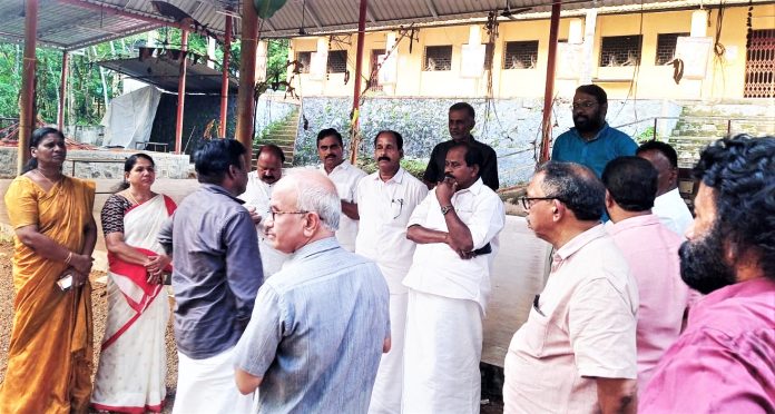 ഡി.വൈ.എഫ്.ഐ പ്രവര്ത്തകര് ആക്രമണം നടത്തിയ മേക്കൊഴൂര് ഋഷികേശ ക്ഷേത്രത്തില് ഡി.സി.സി പ്രസിഡന്റും ഭാരവാഹികളും സന്ദര്ശനം നടത്തി ഡി.വൈ.എഫ്.ഐ പ്രവര്ത്തകര് ആക്രമണം നടത്തിയ മേക്കൊഴൂര് ഋഷികേശ ക്ഷേത്രത്തില് ഡി.സി.സി പ്രസിഡന്റും ഭാരവാഹികളും സന്ദര്ശനം നടത്തി