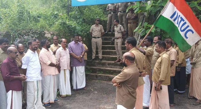 ഓട്ടോ ഡ്രൈവേഴ്സ് സംയുക്ത ട്രേഡ് യൂണിയൻ്റെ നേതൃത്വത്തിൽ പ്രതിഷേധ പ്രകടനവും യോഗവും നടത്തി ഓട്ടോ ഡ്രൈവേഴ്സ് സംയുക്ത ട്രേഡ് യൂണിയൻ്റെ നേതൃത്വത്തിൽ പ്രതിഷേധ പ്രകടനവും യോഗവും നടത്തി