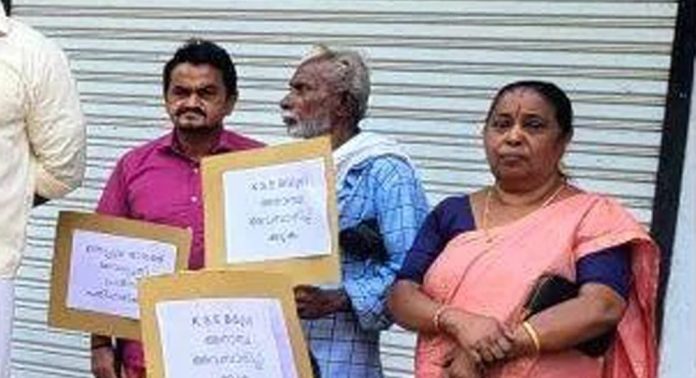 പെരുനാട് കെ.എസ്.ഇബി സെക്ഷൻ ഓഫീസ് ഉപരോധിച്ച് മന്നപ്പുഴ നിവാസികൾ പെരുനാട് കെ.എസ്.ഇബി സെക്ഷൻ ഓഫീസ് ഉപരോധിച്ച് മന്നപ്പുഴ നിവാസികൾ