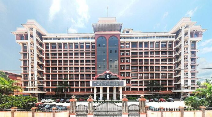 മുനമ്പം ഭൂമി തർക്കത്തിൽ നിർണായക ഇടപെടലുമായി ഹൈക്കോടതി മുനമ്പം ഭൂമി തർക്കത്തിൽ നിർണായക ഇടപെടലുമായി ഹൈക്കോടതി