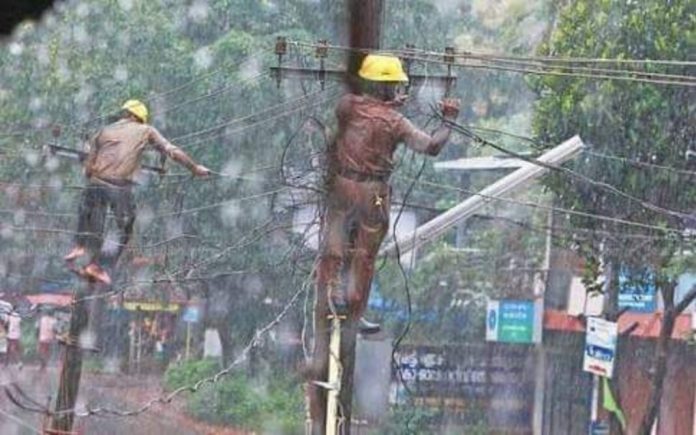 മഴക്കെടുതികൾ നേരിടാൻ മതിയായ ജീവനക്കാരില്ലാതെ നെട്ടോട്ടമോടി കെഎസ്ഇബി മഴക്കെടുതികൾ നേരിടാൻ മതിയായ ജീവനക്കാരില്ലാതെ നെട്ടോട്ടമോടി കെഎസ്ഇബി