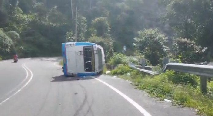ഇടുക്കിയിൽ വിനോദസഞ്ചാരികളുടെ വാഹനം മറിഞ്ഞ് അപകടം ഇടുക്കിയിൽ വിനോദസഞ്ചാരികളുടെ വാഹനം മറിഞ്ഞ് അപകടം