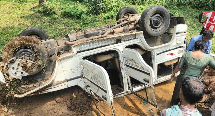 വിനോദ സഞ്ചാരികളുടെ ജീപ്പ് മറിഞ്ഞ് അപകടം ; 10 പേർക്ക് പരിക്ക് വിനോദ സഞ്ചാരികളുടെ ജീപ്പ് മറിഞ്ഞ് അപകടം ; 10 പേർക്ക് പരിക്ക്