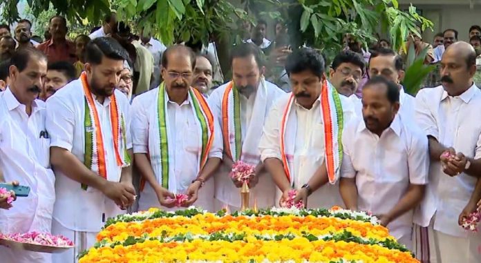 ലീഡർ കെ കരുണാകരന്റെ സ്മൃതികുടീരത്തിലെത്തി പുഷ്പാർച്ചന നടത്തി പുതിയ കെപിസിസി നേതൃത്വം ലീഡർ കെ കരുണാകരന്റെ സ്മൃതികുടീരത്തിലെത്തി പുഷ്പാർച്ചന നടത്തി പുതിയ കെപിസിസി നേതൃത്വം