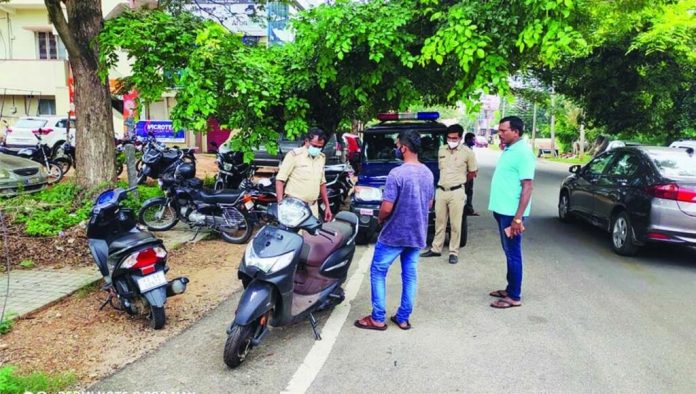 നമ്പർപ്ലേറ്റ് രൂപമാറ്റം വരുത്തിയതുമായ ഇരുചക്ര നമ്പർ വാഹനങ്ങളെ പിടികൂടാൻ ട്രാഫിക് പോലീസ് നമ്പർപ്ലേറ്റ് രൂപമാറ്റം വരുത്തിയതുമായ ഇരുചക്ര നമ്പർ വാഹനങ്ങളെ പിടികൂടാൻ ട്രാഫിക് പോലീസ്