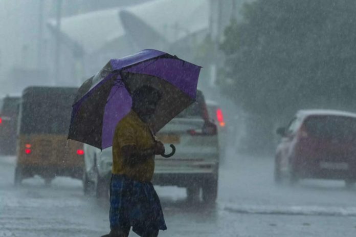സംസ്ഥാനത്ത് ഒറ്റപ്പെട്ട മഴ തുടരും ; ശക്തമായ കാറ്റിനും ഇടിമിന്നലിനും സാധ്യത സംസ്ഥാനത്ത് ഒറ്റപ്പെട്ട മഴ തുടരും ; ശക്തമായ കാറ്റിനും ഇടിമിന്നലിനും സാധ്യത