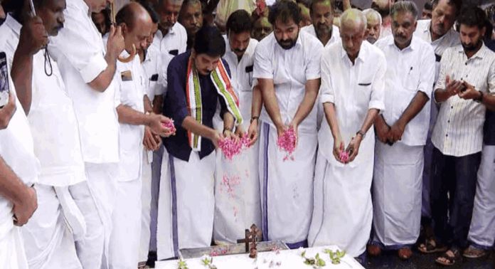 പുതുപ്പള്ളിയിലെ ഉമ്മൻ ചാണ്ടിയുടെ കല്ലറയിൽ പുഷ്പാർച്ചന നടത്തി ആര്യാടൻ ഷൗക്കത്ത് പുതുപ്പള്ളിയിലെ ഉമ്മൻ ചാണ്ടിയുടെ കല്ലറയിൽ പുഷ്പാർച്ചന നടത്തി ആര്യാടൻ ഷൗക്കത്ത്