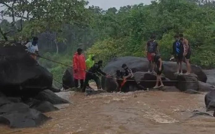എരഗുണ്ടി വെള്ളച്ചാട്ടത്തിന് മുകളിൽ കുടുങ്ങിയ വിനോദസഞ്ചാരികളെ രക്ഷപ്പെടുത്തി നാട്ടുകാർ എരഗുണ്ടി വെള്ളച്ചാട്ടത്തിന് മുകളിൽ കുടുങ്ങിയ വിനോദസഞ്ചാരികളെ രക്ഷപ്പെടുത്തി നാട്ടുകാർ