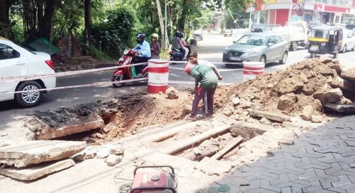 തിരുവല്ല– കുമ്പഴ റോഡിന്റെ നവീകരണ ജോലികൾ തുടങ്ങി തിരുവല്ല– കുമ്പഴ റോഡിന്റെ നവീകരണ ജോലികൾ തുടങ്ങി
