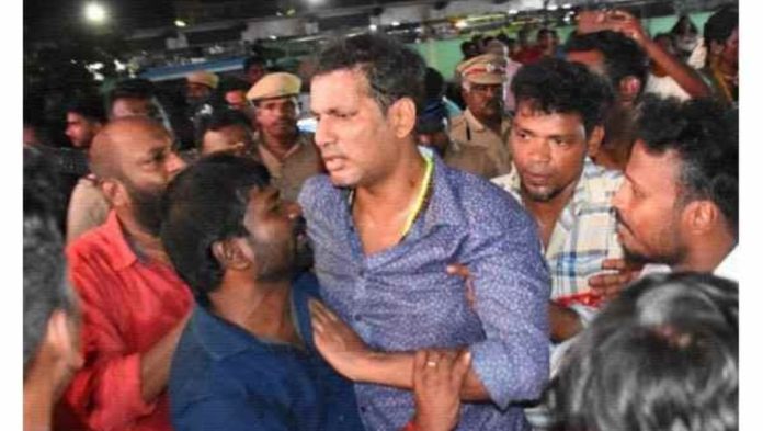 പരിപാടിക്കിടെ വേദിയില് കുഴഞ്ഞുവീണ് തമിഴ് നടന് വിശാല് പരിപാടിക്കിടെ വേദിയില് കുഴഞ്ഞുവീണ് തമിഴ് നടന് വിശാല്