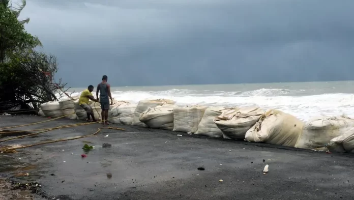 കേരള തീരത്ത് വീണ്ടും കള്ളക്കടൽ മുന്നറിയിപ്പ് കേരള തീരത്ത് വീണ്ടും കള്ളക്കടൽ മുന്നറിയിപ്പ്