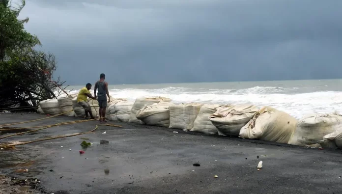 സംസ്ഥാനത്ത് അതിശക്തമായ മഴ ; തീരപ്രദേശത്ത് റെഡ് അലര്ട്ട് പ്രഖ്യാപിച്ചു സംസ്ഥാനത്ത് അതിശക്തമായ മഴ ; തീരപ്രദേശത്ത് റെഡ് അലര്ട്ട് പ്രഖ്യാപിച്ചു