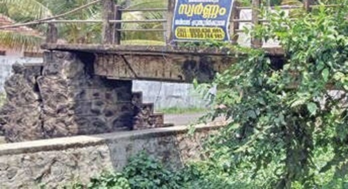 വലിയപറമ്പ് നടപ്പാലം ശോച്യാവസ്ഥയിൽ വലിയപറമ്പ് നടപ്പാലം ശോച്യാവസ്ഥയിൽ