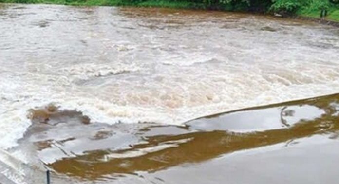 മഴ ശക്തിപ്രാപിച്ചതോടെ അച്ചൻകോവിലാറ്റിൽ ജലനിരപ്പ് അഞ്ചടിയോളം ഉയർന്നു മഴ ശക്തിപ്രാപിച്ചതോടെ അച്ചൻകോവിലാറ്റിൽ ജലനിരപ്പ് അഞ്ചടിയോളം ഉയർന്നു