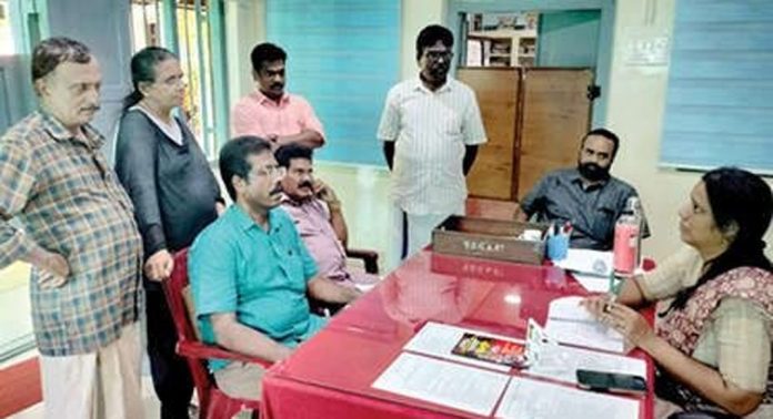 കരുവാറ്റ-തട്ട റോഡ് നന്നാക്കിയില്ല ; സിപിഎം അടൂർ നോർത്ത് ലോക്കൽ കമ്മിറ്റിയുടെ നേതൃത്വത്തിൽ പ്രതിഷേധിച്ചു കരുവാറ്റ-തട്ട റോഡ് നന്നാക്കിയില്ല ; സിപിഎം അടൂർ നോർത്ത് ലോക്കൽ കമ്മിറ്റിയുടെ നേതൃത്വത്തിൽ പ്രതിഷേധിച്ചു