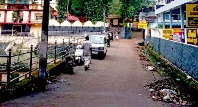 അടൂർ പാർത്ഥസാരഥി ക്ഷേത്രത്തിലേക്കുള്ള വഴിയിൽ മാലിന്യം കൂട്ടിവെച്ചതിൽ പ്രതിഷേധമുയരുന്നു അടൂർ പാർത്ഥസാരഥി ക്ഷേത്രത്തിലേക്കുള്ള വഴിയിൽ മാലിന്യം കൂട്ടിവെച്ചതിൽ പ്രതിഷേധമുയരുന്നു
