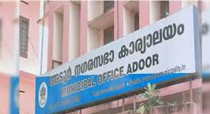 അടൂർ നഗരസഭ ഭരണസമിതിയുടെ കാലാവധി തീരാൻ മാസങ്ങൾ മാത്രം ബാക്കിയുള്ളപ്പോൾ അടൂർ നഗരസഭയ്ക്ക് മൂന്നാമത്തെ അധ്യക്ഷൻ വരുന്നു അടൂർ നഗരസഭ ഭരണസമിതിയുടെ കാലാവധി തീരാൻ മാസങ്ങൾ മാത്രം ബാക്കിയുള്ളപ്പോൾ അടൂർ നഗരസഭയ്ക്ക് മൂന്നാമത്തെ അധ്യക്ഷൻ വരുന്നു